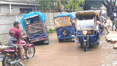 পৌর সড়কে হাঁটু পানি, দুর্ভোগে শিক্ষার্থী-পথচারী