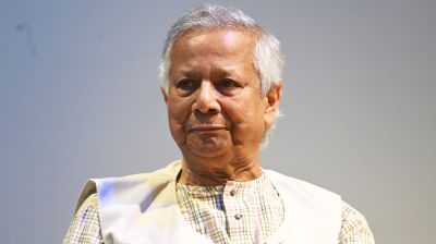 প্যারিস গেলেন ড. ইউনূস, বিমানবন্দরে পেলেন ভিআইপি প্রোটোকল