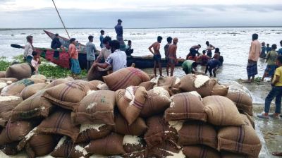 মাঝনদীতে ডুবে গেল ৪৬৭ বস্তা ভিজিএফের চালসহ ২ নৌকা