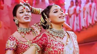 অন্তঃসত্ত্বা অবস্থায় ‘দোলা রে দোলা’ গানের শুটিং করেন মাধুরী