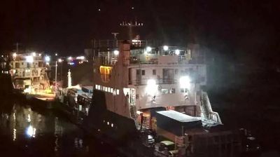 উত্তাল পদ্মায় বন্ধ ফেরি, ঘাটে আটকা শত শত যানবাহন