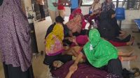 পোশাক কারখানায় হঠাৎ অসুস্থ অর্ধশতাধিক শ্রমিক