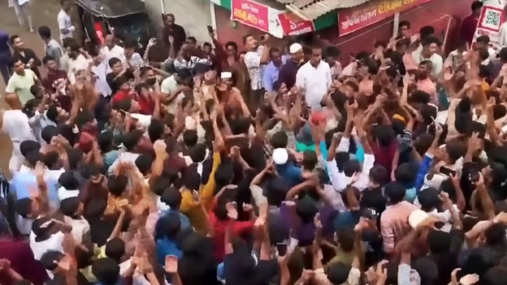 মিছিলকারীদের সংখ্যা দেখে সটকে পড়ে পুলিশ