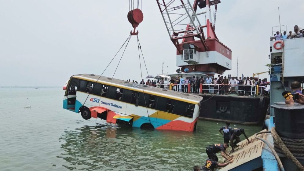 পদ্মায় পড়ে যাওয়া বাস উদ্ধার