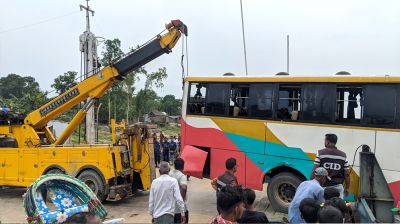 ফের নিয়ন্ত্রণ হারিয়ে পদ্মায় যাত্রীবাহী বাস, অল্পের জন্য এড়ানো গেল প্রাণহানি