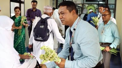 চট্টগ্রামে ফিরল হজযাত্রীদের প্রথম ফ্লাইট