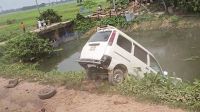 ট্রেনের ধাক্কায় মাইক্রোবাস খাদে, লাফিয়ে প্রাণ বাঁচালেন যাত্রীরা